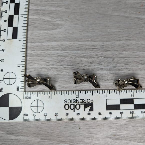 4 Small Metal Bow Pendant/Pins - Picture 3 of 5